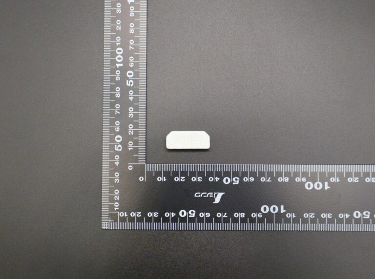【HIPE発泡押出成形】テンションプレートで軽量・高精度フレームを実現｜押出成形.com｜プラスチック押出成形の試作・量産・二次加工