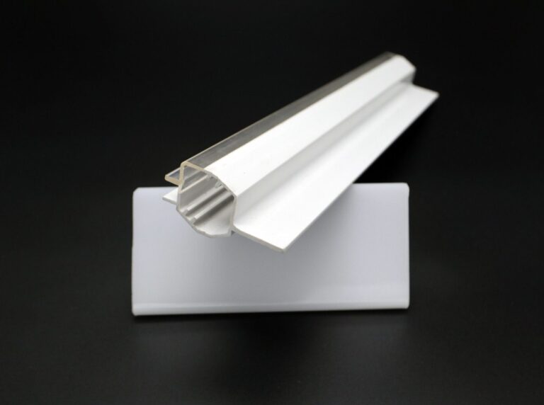 【ポリカ2色押出成形】航空機LED照明カバーで導光性と遮光性を両立、配光制御と組立性向上を実現｜押出成形.com｜プラスチック押出成形の試作・量産・二次加工