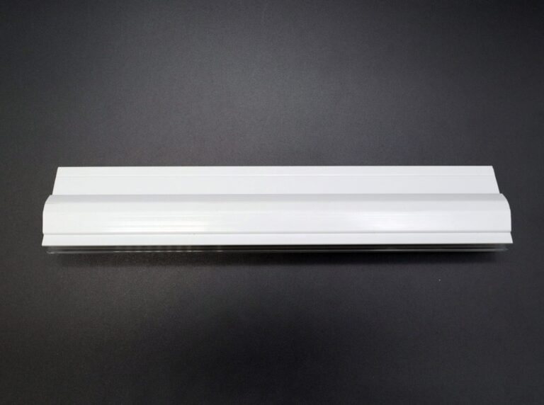 【ポリカ2色押出成形】航空機LED照明カバーで導光性と遮光性を両立、配光制御と組立性向上を実現｜押出成形.com｜プラスチック押出成形の試作・量産・二次加工