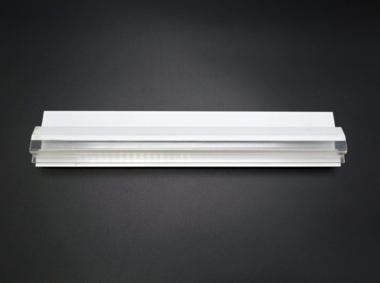 【ポリカ2色押出成形】航空機LED照明カバーで導光性と遮光性を両立、配光制御と組立性向上を実現｜押出成形.com｜プラスチック押出成形の試作・量産・二次加工