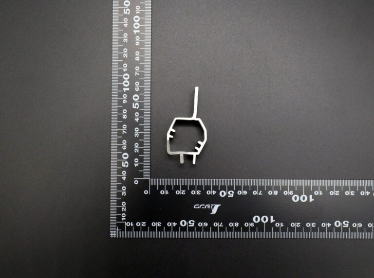 【ポリカ2色押出成形】航空機LED照明カバーで導光性と遮光性を両立、配光制御と組立性向上を実現｜押出成形.com｜プラスチック押出成形の試作・量産・二次加工