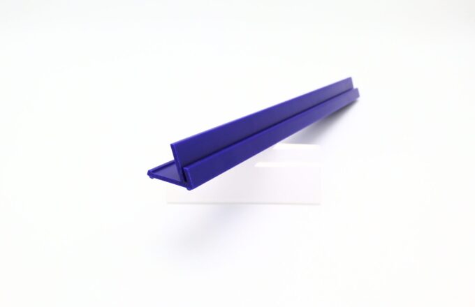 【SA複色成形】カードゲーム用ハンズフリースタンドで視認性と安定性を両立｜押出成形.com｜プラスチック押出成形の試作・量産・二次加工