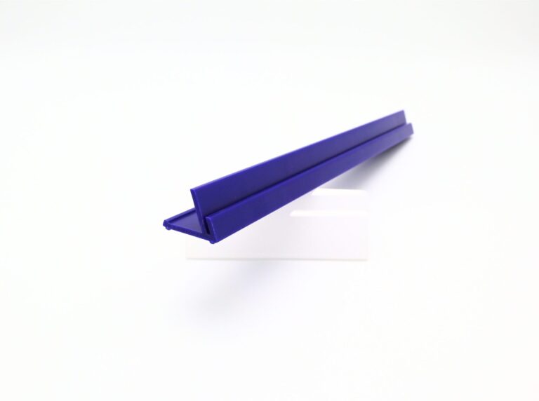 【SA複色成形】カードゲーム用ハンズフリースタンドで視認性と安定性を両立｜押出成形.com｜プラスチック押出成形の試作・量産・二次加工