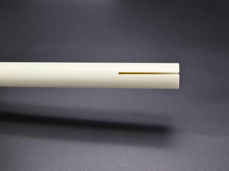 【TPO異形押出成形】ハタキ柄の形状工夫で軽量化と高剛性を両立|｜押出成形.com｜プラスチック押出成形の試作・量産・二次加工