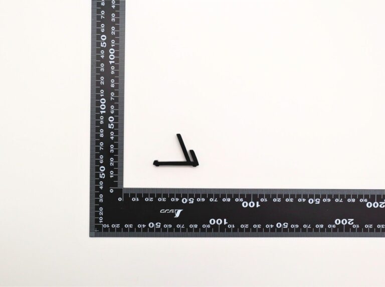 【SA複色成形】カードゲーム用ハンズフリースタンドで視認性と安定性を両立｜押出成形.com｜プラスチック押出成形の試作・量産・二次加工