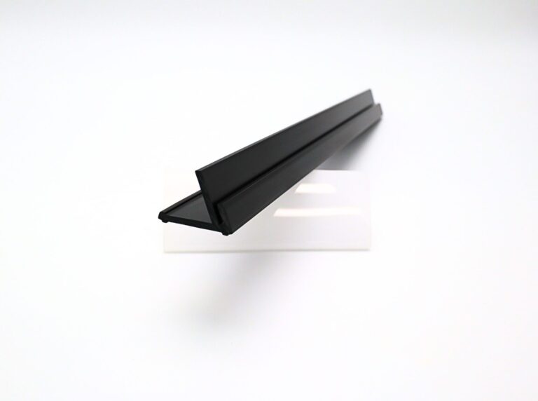 【SA複色成形】カードゲーム用ハンズフリースタンドで視認性と安定性を両立｜押出成形.com｜プラスチック押出成形の試作・量産・二次加工